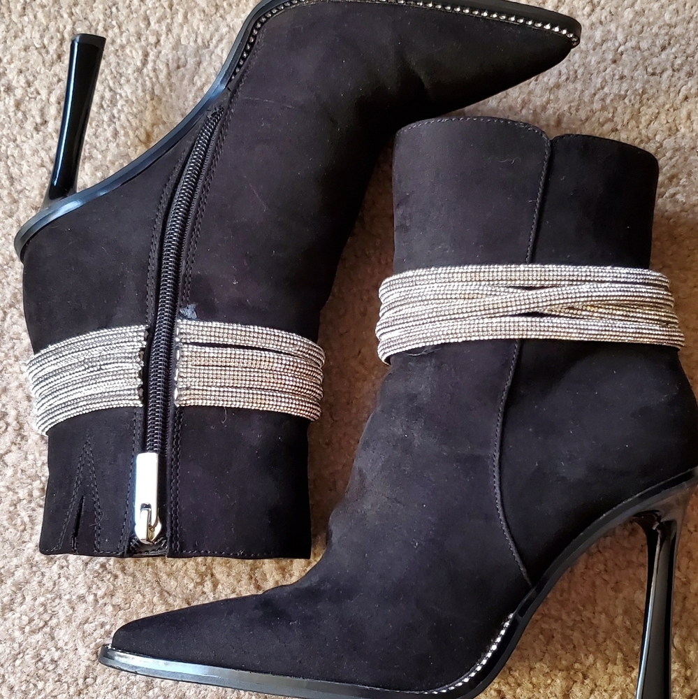 Jennifer Lopez Black Ankle Booties with Silver Detailing - Picture 6 of 7